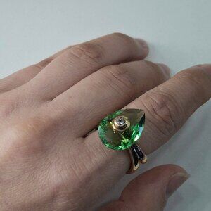 SWAROVSKI Pear cut Ring - Green Crystal + Zirconia, Gold-tone plated